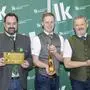 Die strahlenden Landessieger Thomas (Mitte) und Franz (rechts) Mitteregger mit Verkostungschef Georg Thünauer