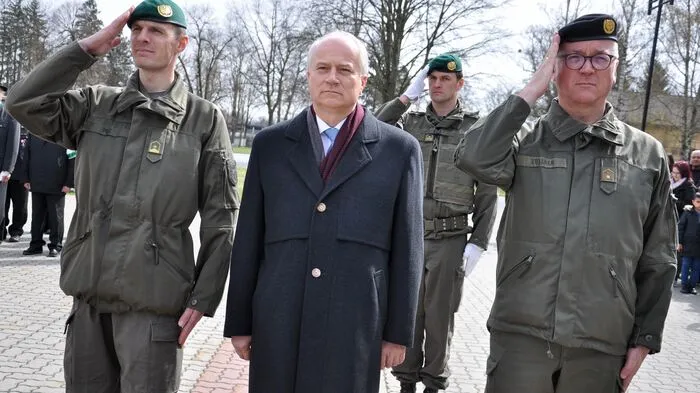 Major Georg Pilz (l.), Kommandant des Jägerbataillons 17, konnte neben den Militärkommandanten von Steiermark, Brigadier Heinz Zöllner (r.) Landesrat Johann Seitinger (m.) als zivilen Höchstanwesenden in Straß begrüßen.
