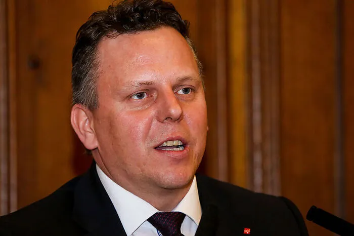 Michael Ehmann, SPÖ-Klubchef: „Vieles ist gelungen, obwohl wir über ein halbes Jahr mit einem Budgetprovisorium arbeiten müssen. Es braucht ob der zuletzt gestiegenen Verschuldung und vieler Grundsatzbeschlüsse ohne finanzielle Absicherung (Innenstadtentflechtung, etc.) einen Kassasturz, um eine seriöse Planung für die nächsten Jahre vorzunehmen.“