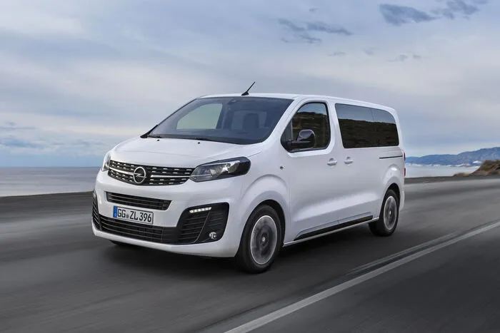 Auch die Plattform, auf der die Neuauflage basiert, ist keine Unbekannte: Der Rüsselsheimer teilt sie sich die Technik mit dem Toyota Proace, dem Citroen Spacetourer und dem Peugeot Traveller.