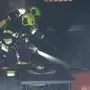 Mit schwerem Atemschutz rückten die Feuerwehrleute an