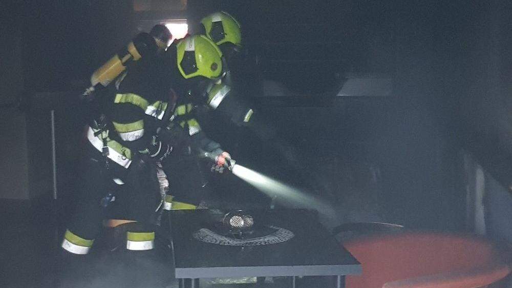 Mit schwerem Atemschutz rückten die Feuerwehrleute an