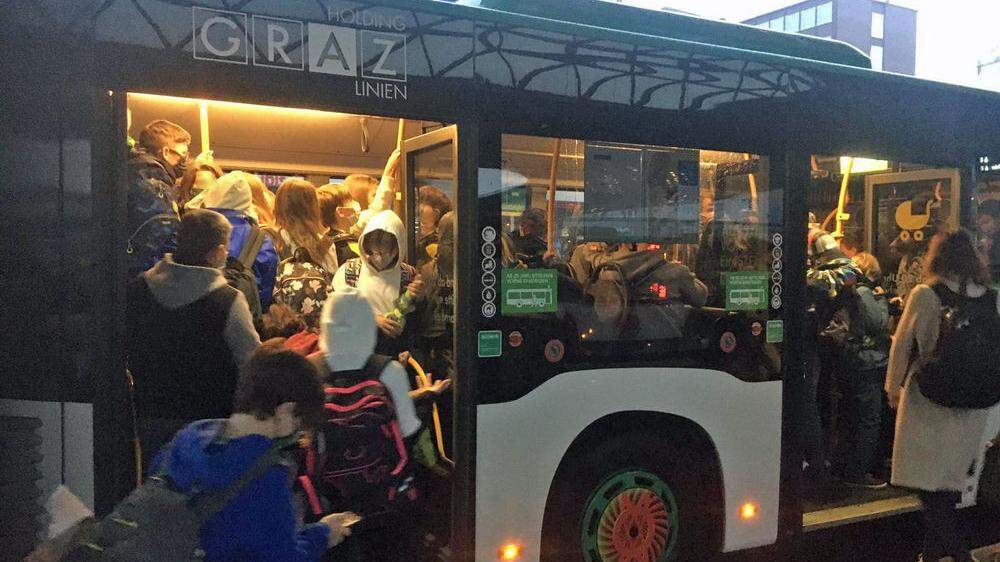 Momentaufnahme Montagfrüh am Hauptbahnhof: Schüler quetschen sich in einen Bus