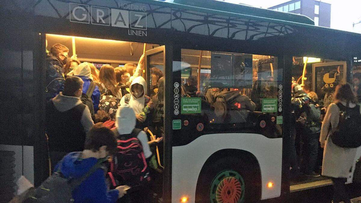 Momentaufnahme Montagfrüh am Hauptbahnhof: Schüler quetschen sich in einen Bus