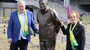 Die Statue von Ivica Osim. Auch Sohn Amar und Witwe Asima waren in Japan zu Gast