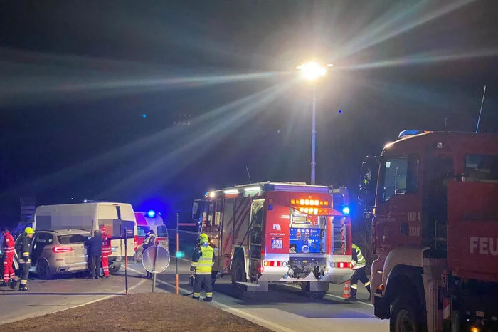 Die Feuerwehr Stainz rückte mit vier Einsatzfahrzeugen und 20 Mann zum Unfall aus. Die Feuerwehr Rossegg wurde ebenfalls alarmiert, konnte den Einsatz aber kurz nach Eintreffen am Unfallort wieder beenden.