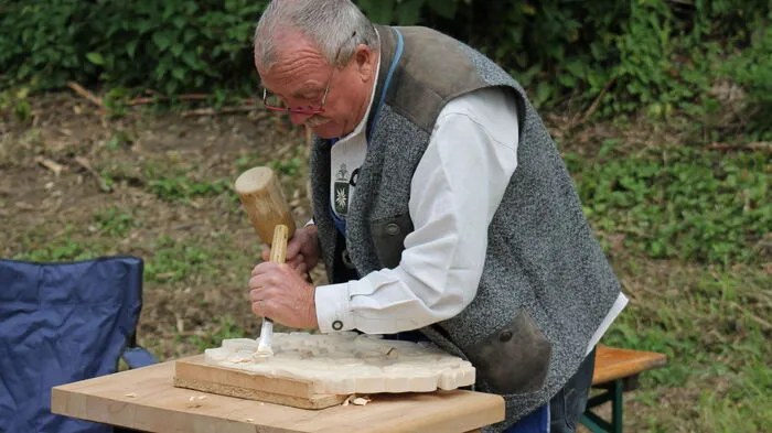 Traditionen von anno dazumal neu erleben konnte man am Samstag in der Bahnhofstraße in Wies. Bei dem Fest gab es elebtes Brauchtum, alte Handwerkskunst, Blasmusik, traditionelle Volksmusik und köstliche Speisen, wie sie zu Großmutters Zeiten gekocht wurden.