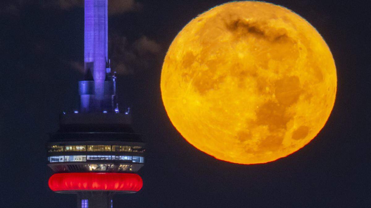 Der Mond neben dem CN-Tower in Toronto, Kanada