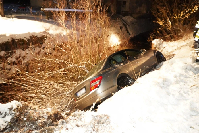 Ein Mercedes kam von der Fahrbahn ab und stürzte über eine Böschung.