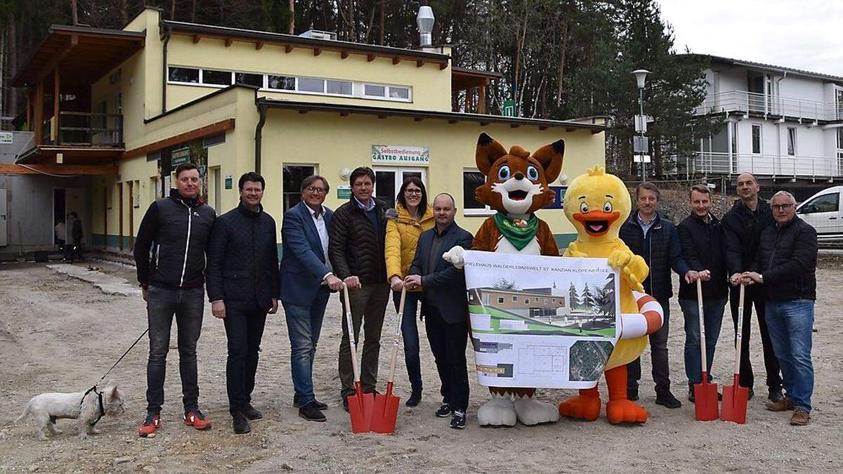 Von links: Günther Hanschitz, Dietmar Petritsch, Franz Slamanig, Josef Petritsch, Brigitte Matschnig, Robert Karlhofer, Reiny Reinecke und Ente Elsa, Gerhard Smretschnig, Stefan Damej, Anton Oitzinger und Lukas Würfler 