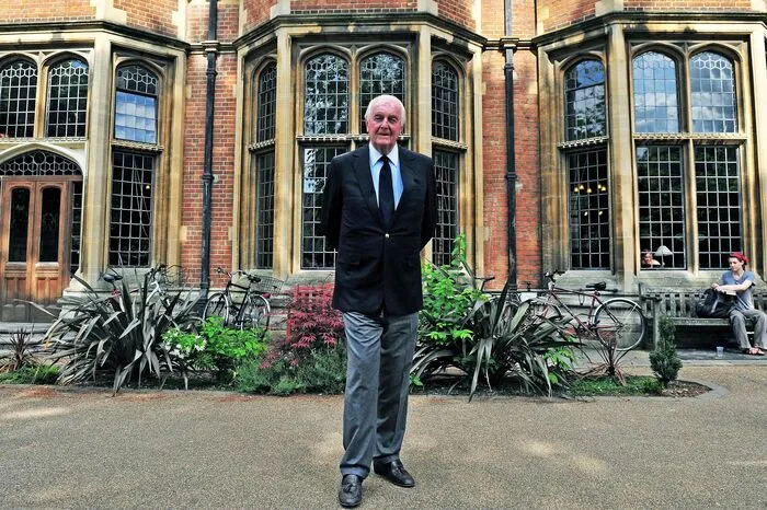 De Givenchy begann seine Karriere 1945. Sieben Jahre später gründete der Couturier sein eigenes Modehaus. Ein weiteres Jahr danach begann die Zusammenarbeit mit Hepburn. Vor mehr als 25 Jahren begann der Modeschöpfer, sich allmählich aus der schillernden Modewelt zurückzuziehen. Zunächst verkaufte er 1988 seinUnternehmen, das Teil des Luxuskonzerns LVMH wurde.