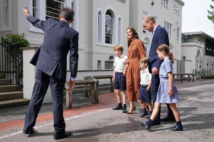 Weil William und Kate ihren Sprösslingen mehr Bewegungsfreiheit gönnen wollen, leben sie seit einiger Zeit im ländlichen Windsor. Für George, Charlotte und Louis geht damit ein Schulwechsel einher.