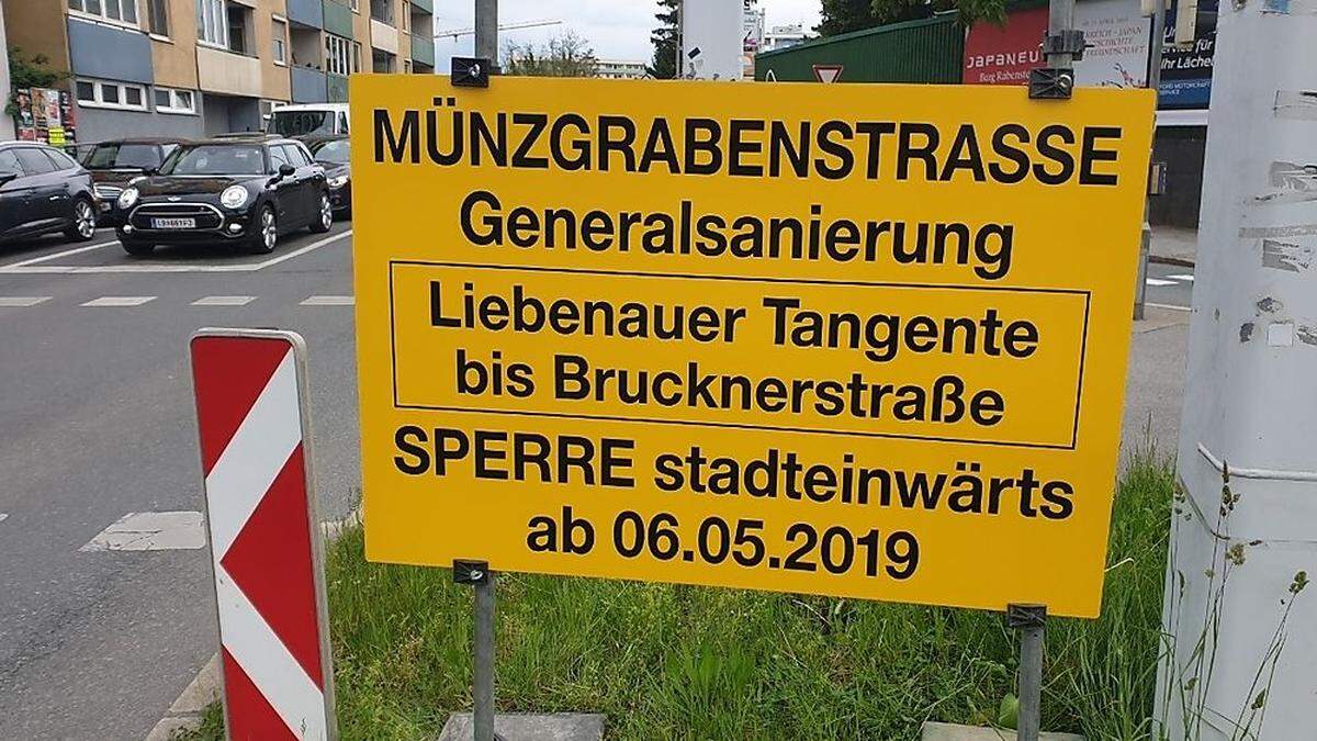 Nicht zu übersehen: Hinweis auf die Bauarabeiten