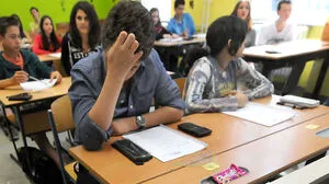 Schülerinnen und Schüler in einer Klasse (Symbolfoto)