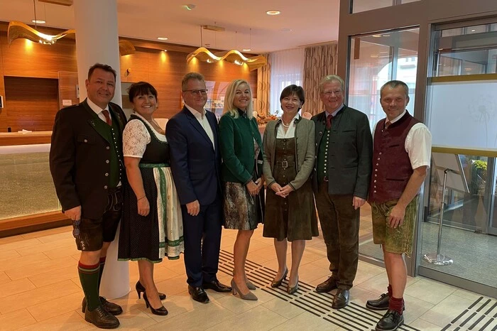 Kaufmännischer Direktor ThomasPrenneis, Landtagspräsidentin Manuela Khom, dieInvestoren Wolfgang und Petra Hochreiter sowie Karin und Josef Hochreiter, Bürgermeister Friedrich Sperl