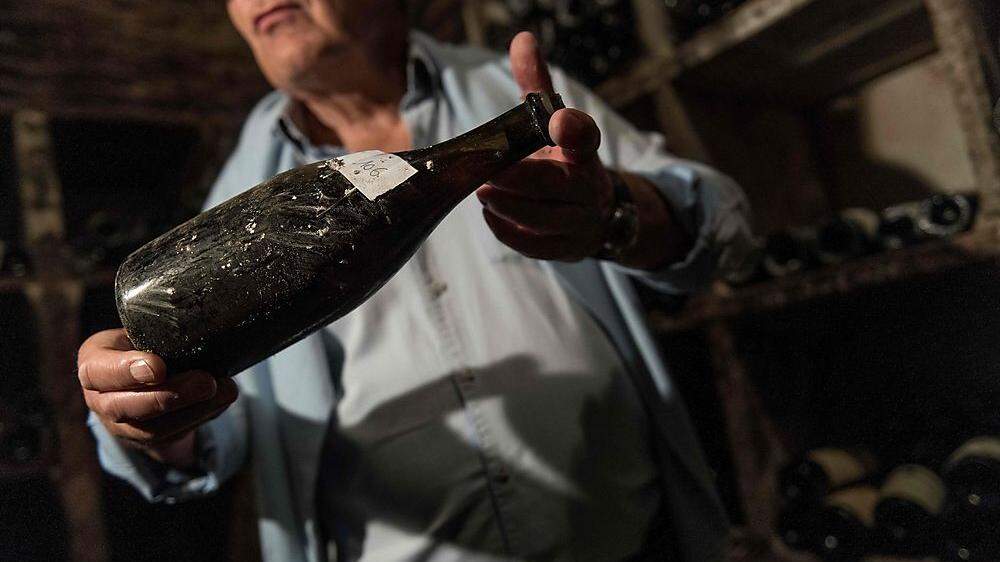 Die Weinflaschen wurden von den Nachfahren des Winzers über die Jahrhunderte in einer unterirdischen Höhle aufbewahrt