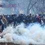 Tränengas gegen Flüchtlinge: Heftige Auseinandersetzungen an griechischer Grenze