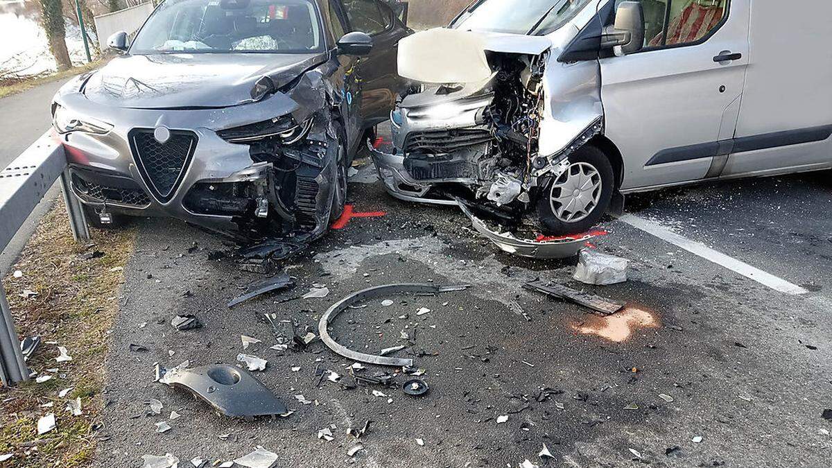 An den beiden Fahrzeugen entstand erheblicher Sachsachen