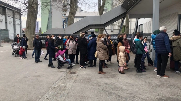 Die Warteschlange vor dem Ankunftszentrum gegen 14.15 Uhr am Mittwoch ist lang.