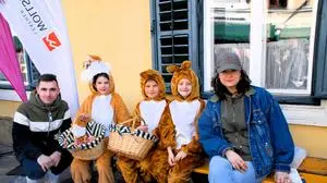 Osterhasen hoppelten mit kleinen Geschenken und Süßigkeiten durch die Menge