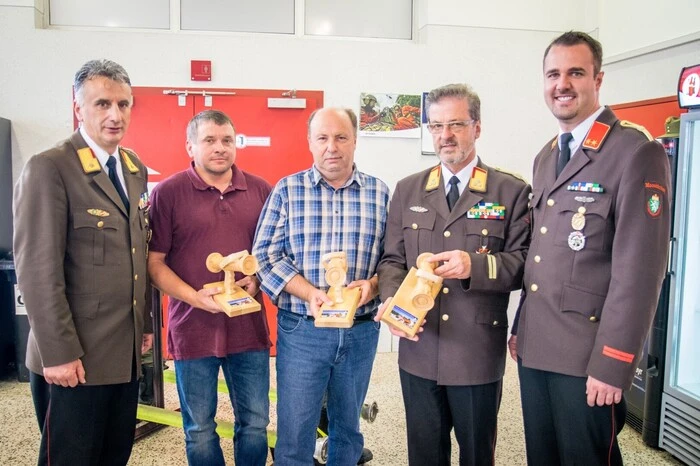 Bei der Feier im Rüsthaus Mooskirchen wurden als Dank an die beiden Projektleiter Peter Lechthaller und Johannes Schmiedbauer, die ehrenamtlich für die Realisierung des Zubaus im Einsatz standen, aus Holz gefertigte Strahlrohre als Zeichen des Dankes übergeben. Auch Bürgermeister Engelbert Huber und der Gemeinde Mooskirchen wurde besonderer Dank ausgesprochen.