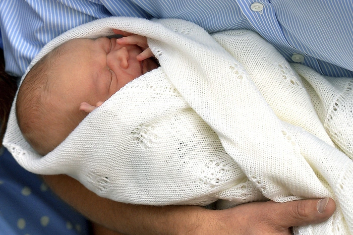 Ein paar Tage später, wurde auch der Name des jungen Prinzen veröffentlicht: Prinz George. Er ist übrigens nach Prinz Charles und seinem Vater, Prinz William, die Nummer drei auf der Thronfolgerliste.
