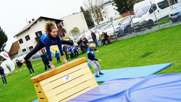 Die Sportvereine präsentierten tolle Bewegungsstationen und gaben den Kindern und deren Eltern die Möglichkeit zahlreiche Sportarten der Region kennenzulernen.