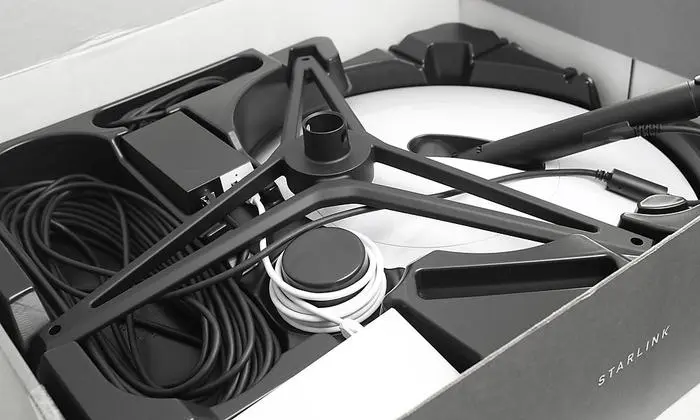 Eine frisch geöffnete Starlink-Box
