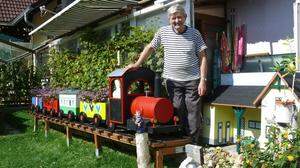Othmar Baldauf mit seiner Miniatur-Feistritztalbahn in seinem Garten