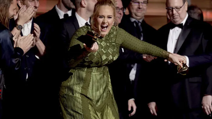 Die britische Sängerin Adele ist die große Gewinnerin der diesjährigen Grammy-Awards in Los Angeles. Die 28-Jährige nahm fünf der wichtigsten Musikpreise mit nach Hause, so wurde sie am Sonntag (Ortszeit) für ihren Song "Hello" in den beiden Hauptkategorien Aufnahme des Jahres und Lied des Jahres ausgezeichnet.