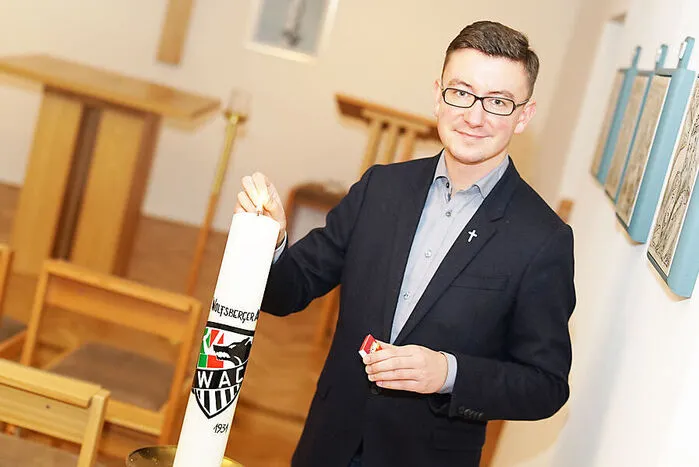 „Ich bin ein Mensch, den Herausforderungen motivieren“, sagt Christoph Kranicki: „In meiner Tätigkeit als Pfarrer versuche ich immer einen Weg zu finden. So werden einige Gottesdienste live im Internet übertragen. Der Glaube an Gott gibt sehr vielen Menschen und auch mir Orientierung, Hoffnung und Kraft, sodass ich diese Zeit als Chance für uns alle sehe, etwas Neues und Wesentliches zu entdecken.