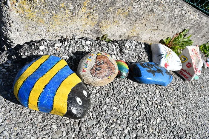 Kinder und Pädagoginnen haben diese kleinen Kunstwerke geschaffen und in einer Reihe aneinandergelegt.