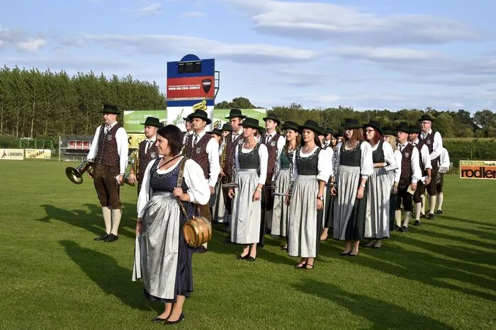 Die Gastkapelle Seewalchen zeigte eine ausgezeichnet choreografierte und ausgeführte Marschiershow