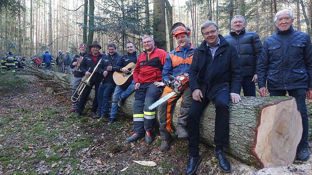 Bürgermeister Josef Hauptmann (vorne) spendierte den Baum