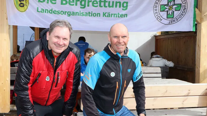Am Foto von Links: Ortstelleiter Werner Hörner und Filipp Ulbing der einen Vortrag über "Lawinenkunde" im Alpengasthaus Isopp durchgeführt hatte. Die Ärztin Martina Salchegger beschäftigte sich mit dem Vortragsthema "Erste-Hilfe" bei Lawinenunfällen.
