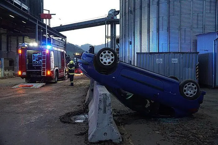 Eingesetzt wurden dabei Menschendummys, Nebelmaschinen und Schrottautos, um die Situationen so realistisch wie möglich darzustellen.
