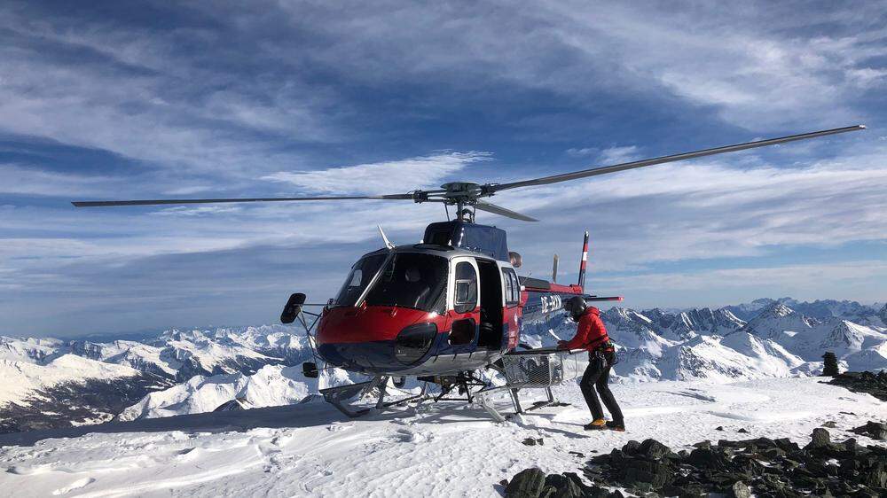 Der Polizeihubschrauber der Alpinpolizei konnte aufgrund der Witterungsverhältnisse den Bergsteiger nicht bergen (Symbolfoto) 