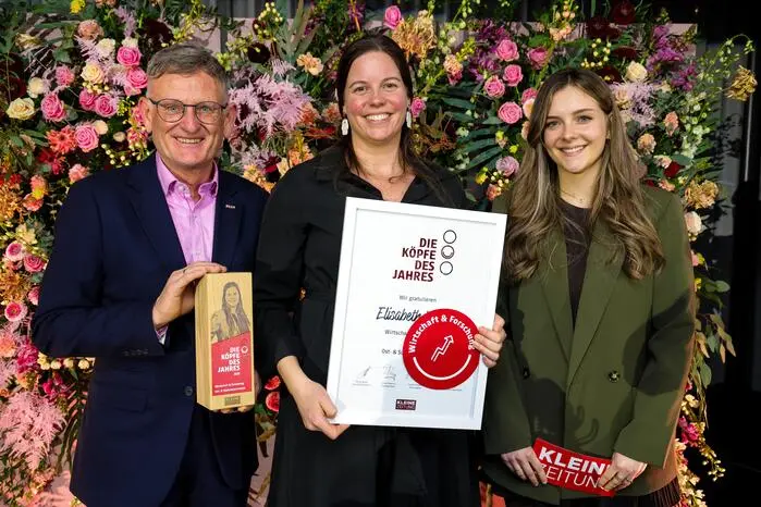 Kategorie „Wirtschaft und Forschung“: Gewinnerin Elisabeth Leitner (mitte) mit Lokalredakteurin Julia Kammerer und Sponsorvetreter Bernhard Stranzl, Obmann der Regionalstelle Weiz (WKO)
