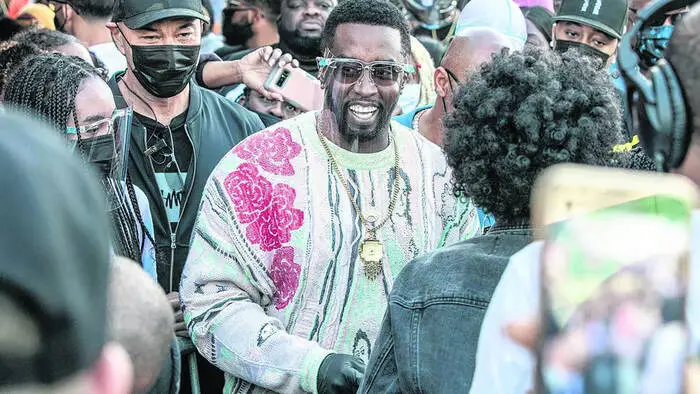 Sean Combs werden sexualisierte Gewalt und Menschenhandel vorgeworfen: Der Rapper und Produzent soll seine Opfer unter Vorwänden auf Partys gelockt, mit Drogen gefügig gemacht und sie zum Geschlechtsverkehr gezwungen haben.