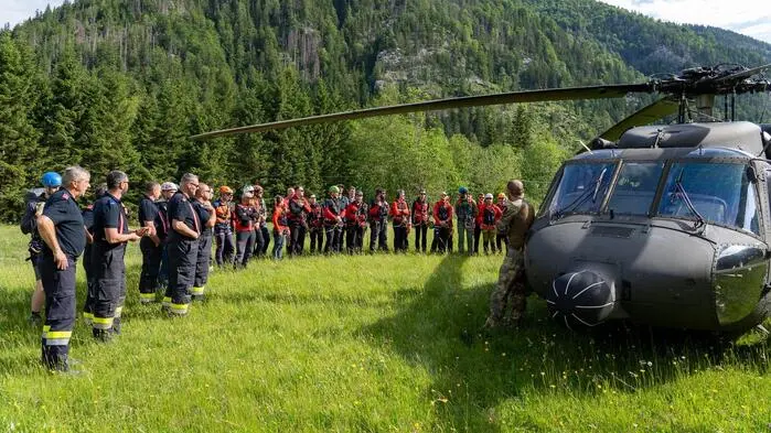 Der Einweisung folgten auch Kräfte der Feuerwehr Wildalpen, die anwesend war, um im Falle eines Brandes eingreifen zu können