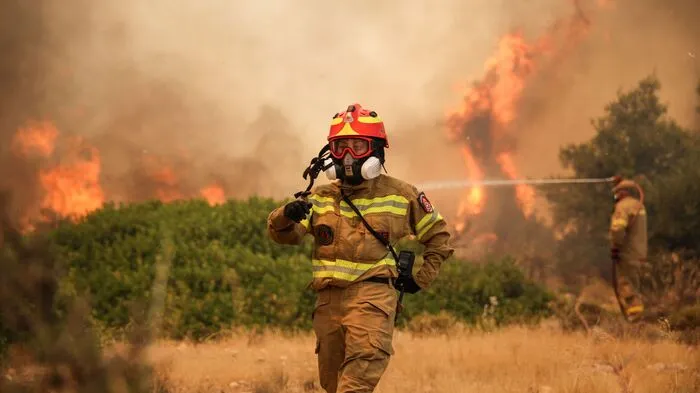 Feuerwehrleute kämpfen derzeit allenorts gegen Brände