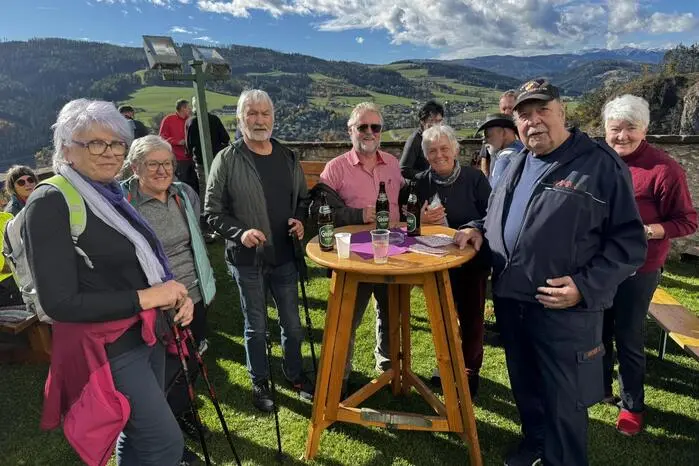 Bei strahlendem Herbstwetter machten sich zahlreiche Teilnehmerinnen und Teilnehmer in St. Peter-Freienstein auf den Weg durch die Gemeinde. 
