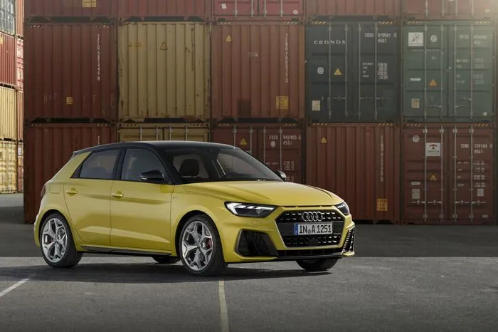 Auch in der Seitenansicht findet man beim Sportback tatsächlich (wenn auch sehr dezent) optische Anleihen am Urquattro in Form der stark geneigten C-Säulen. Der in zwei dunklen Farben erhältliche Dachkontrastbogen lässt das ganze Auto noch flacher wirken.