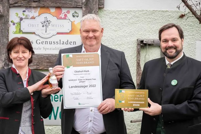 Wolfgang und Sabine Weiß aus St. Anna am Aigen überzeugten die Jury mit ihrem holzfassgelagerten Apfelbrand.