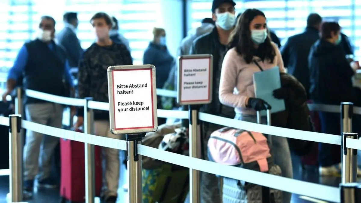 ABD0147_20200501 - SCHWECHAT - ÖSTERREICH: Passagiere beim Check-In für einen Wizz Air-Flug am Freitag, 1. Mai 2020, am Flughafen Wien-Schwechat. - FOTO: APA/HELMUT FOHRINGER