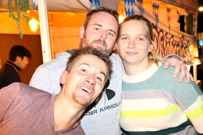 Und so schauten am Freitag und Samstag nicht nur die Althofener in der Kreuzstraße 7 auf einen Drink und eine Leberkässemmel vorbei. 
