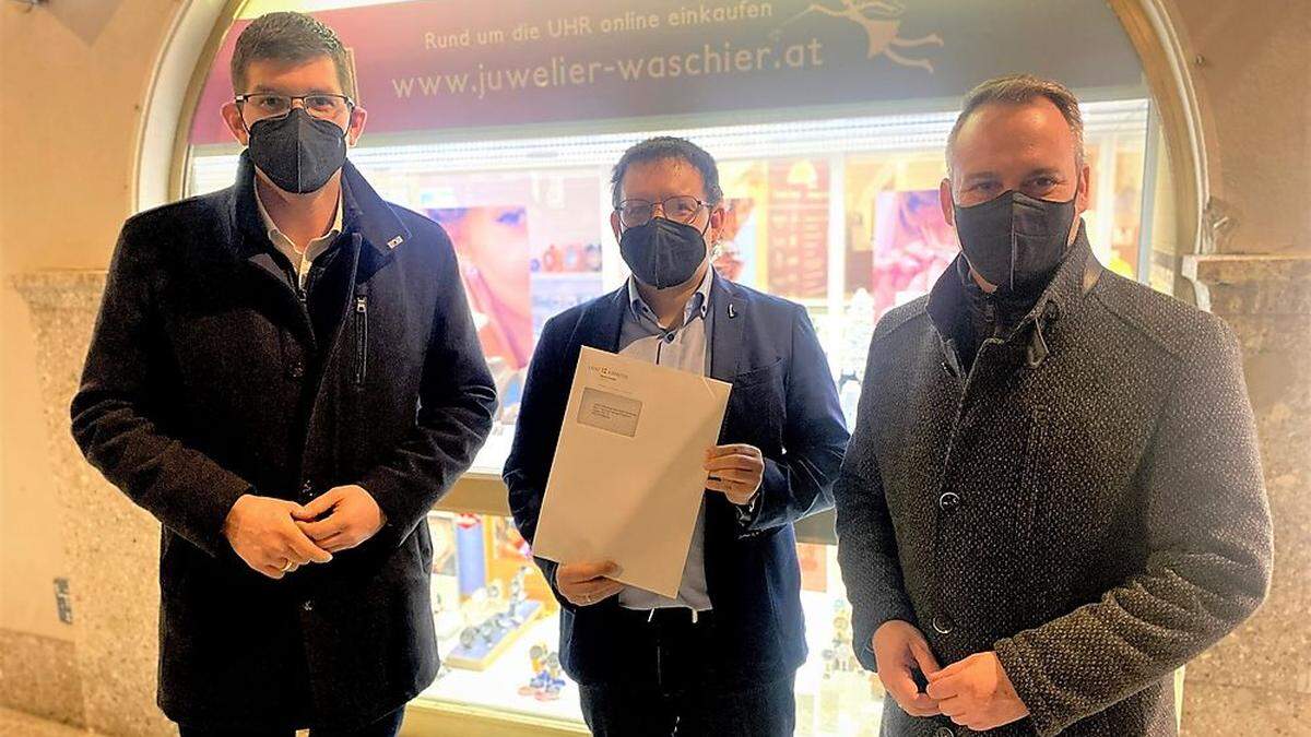 Landesrat Martin Gruber, Gerhard Waschier und Günther Vallant bei der Übergabe der Landesförderung