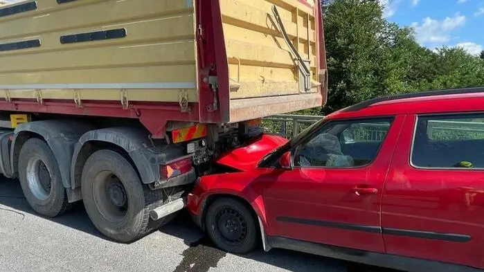 Der Fahrer des roten Skoda hatte womöglich das Stauende übersehen und ist dem Lkw aufgefahren