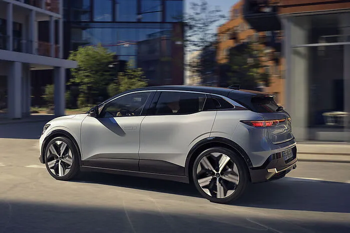 Der Crossover aus Schrägheckmodell und SUV steht als erstes Auto der Marke auf der neuen Elektro-Plattform der Allianz Renault-Nissan-Mitsubishi namens CMF-EV und streckt sich auf eine Länge von 4,21 Metern (Breite 1,77/Höhe 1,50 m, Gewicht 1624 kg) – damit ist er um 16 Zentimeter kürzer als der aktuelle fünftürige Mégane.
