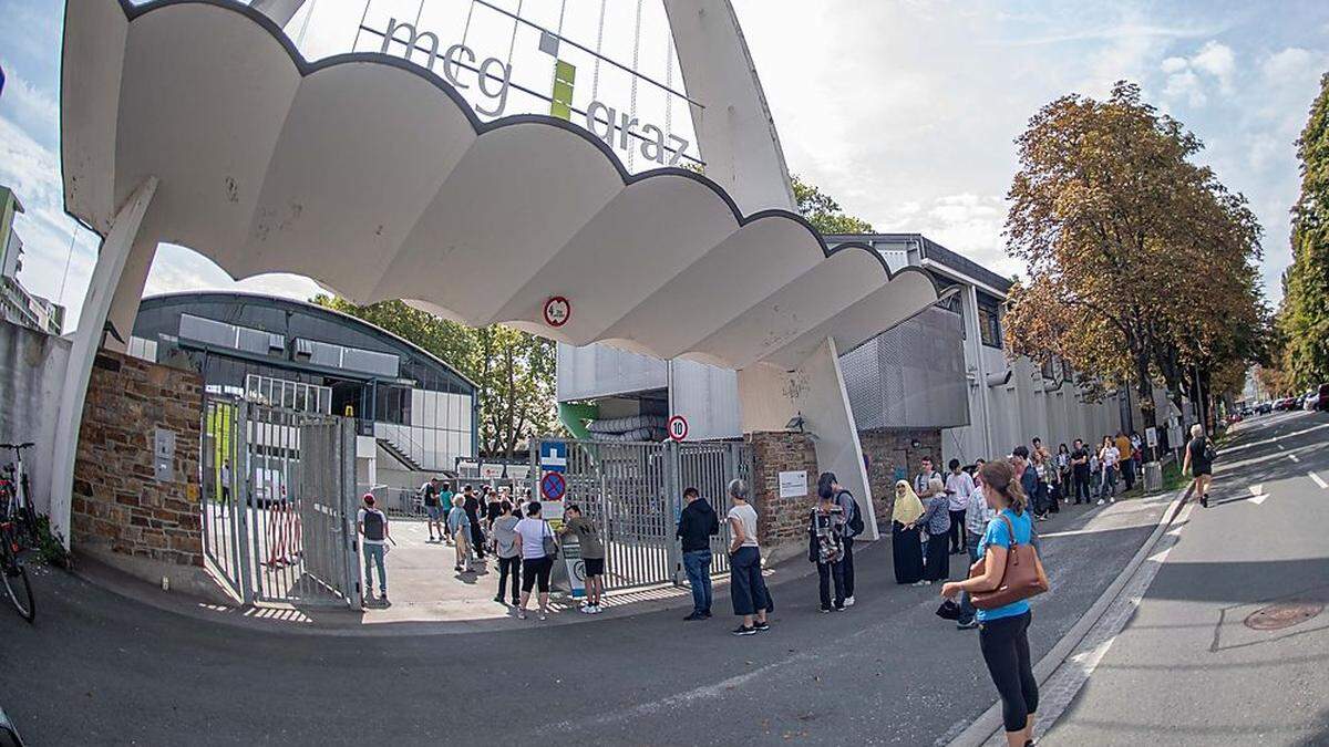 Lange Warteschlange vor der neuen Impfstraße in Graz